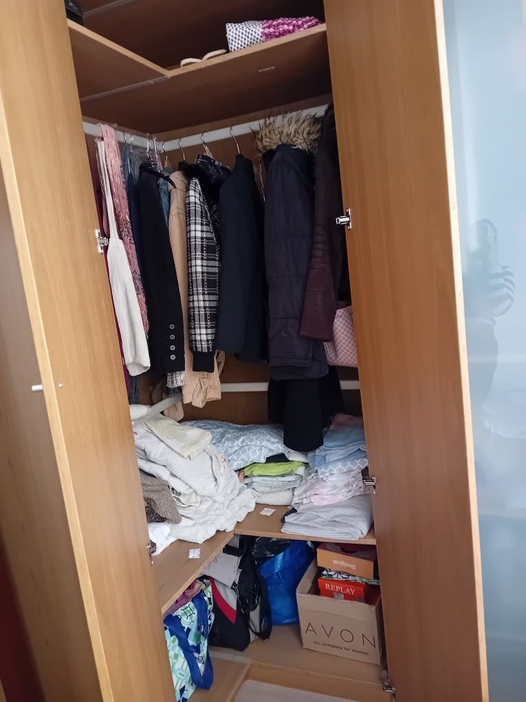Vendo roupeiro praticamente novo com muita arrumação