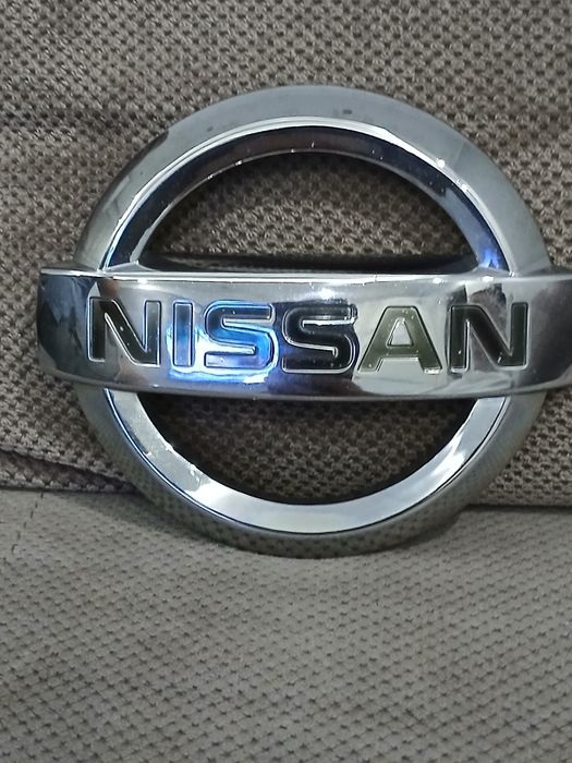 Nissan Emblemat - znaczek przód
