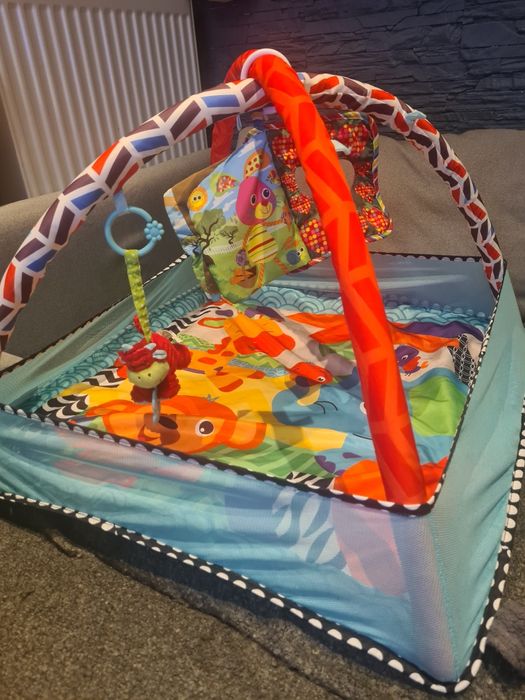 Kolorowa mata edukacyjna dla niemowląt, przeznaczona do stymulowania r