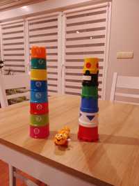 Zabawki niemowlęce, wieża z kubeczków, piłki pluszowe