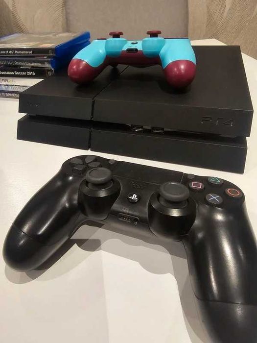 Playstation 4 1 TB com 2 comandos + Jogos