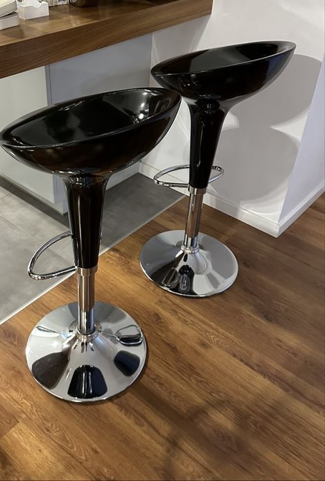 Krzesla,hokery 2 sztuki .