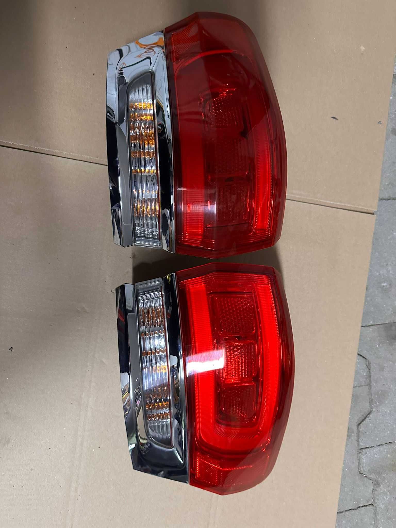 JEEP GRAND CHEROKEE WK2 lampa lewa prawa tył