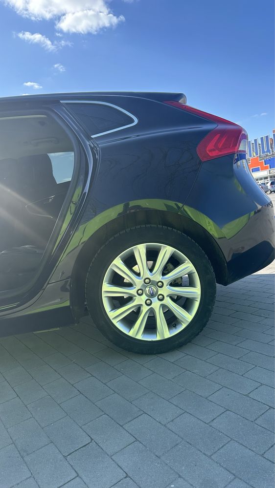 Volvo v40 2013 рік
