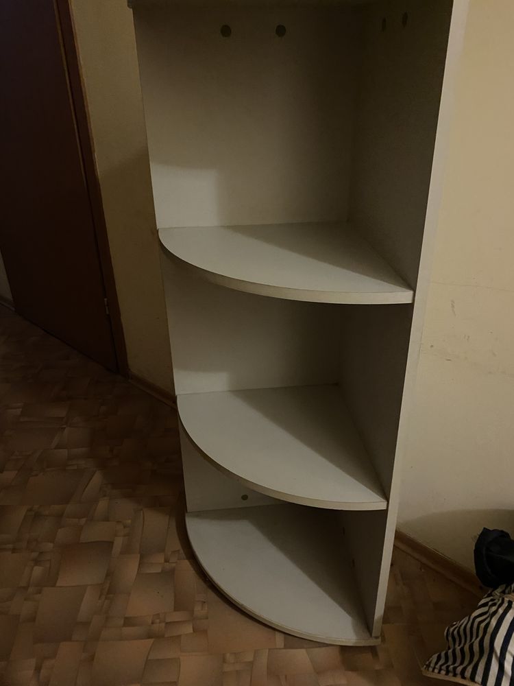 Угловая этажерка серого цвета