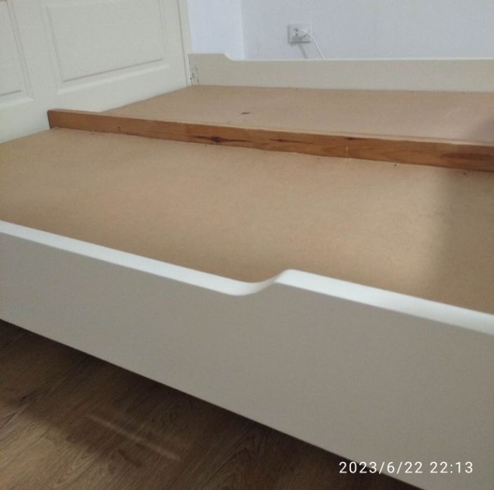 Дерев'яне зручне ліжко