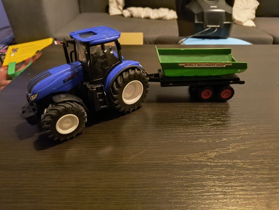 Traktor z przyczepą,  zabawka