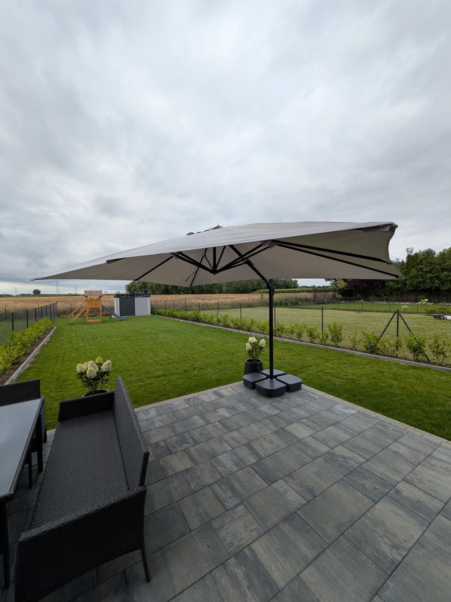 Parasol ogrodowy 500 cm na wysięgniku z dodatkowym obciążeniem