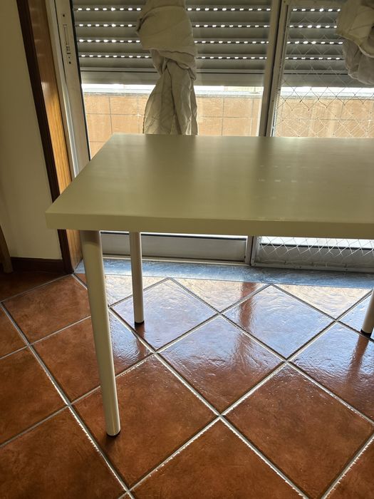 Mesa branca, em bom estado