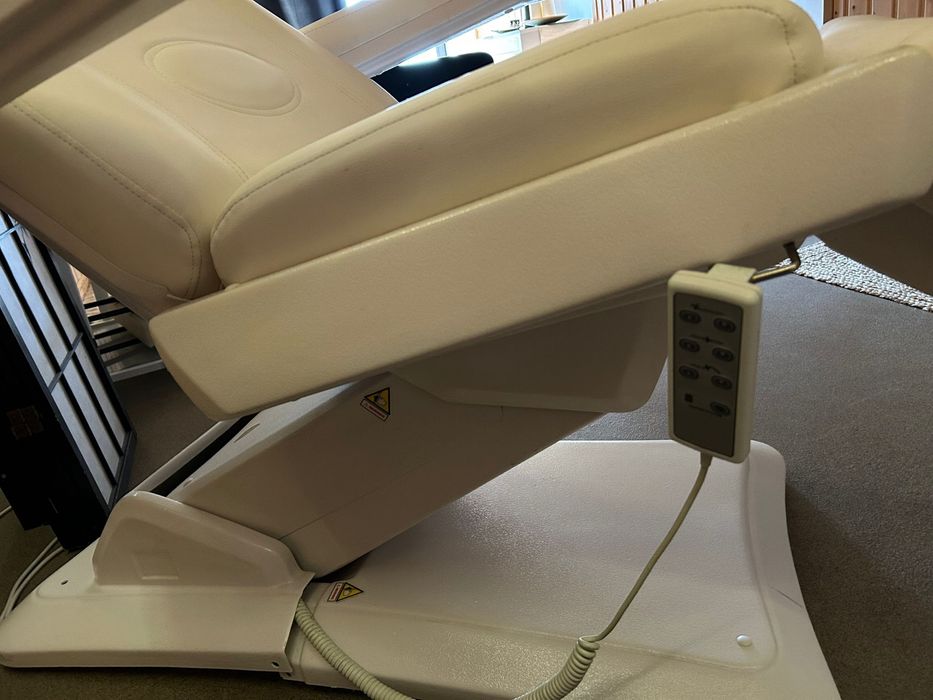 Bialy fotel elektryczny kosmetyczny