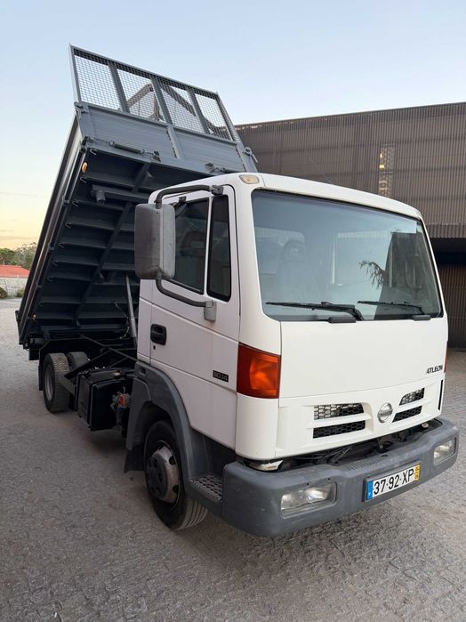 Nissan Atleon 8T tribasculante
