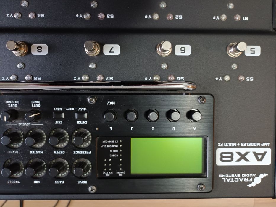 Fractal AX8 modeler z procesorem efektow