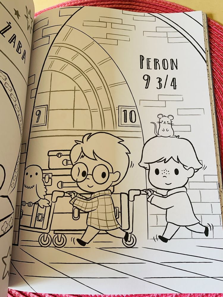 Harry Potter. Przygody w Hogwarcie. Kolorowanka z naklejkami