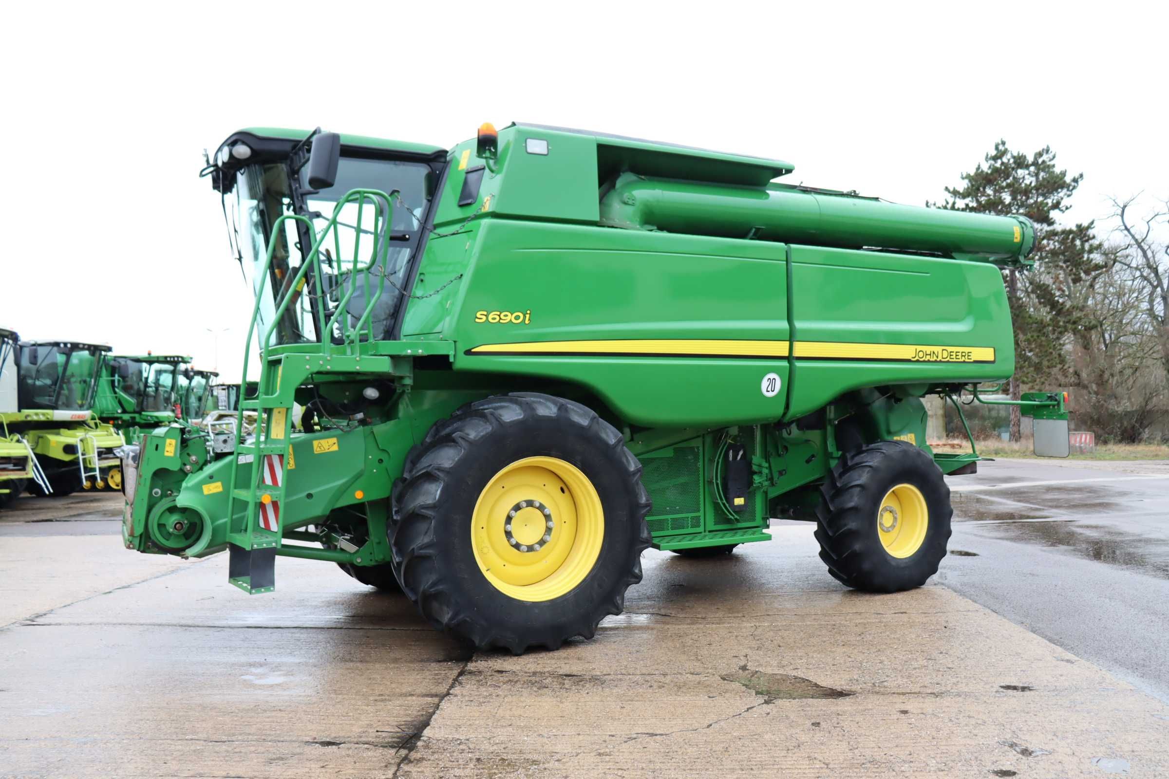 John Deere S690i