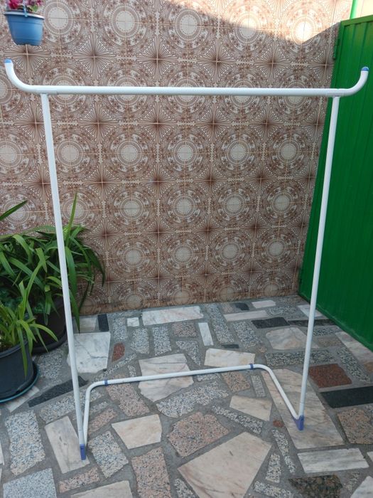 Dois suportes para dependurar cruzetas de roupa. Uteis para costureira