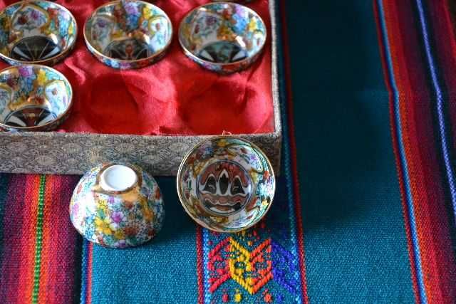 Caixa com 12 tacinhas em porcelana chinesa.