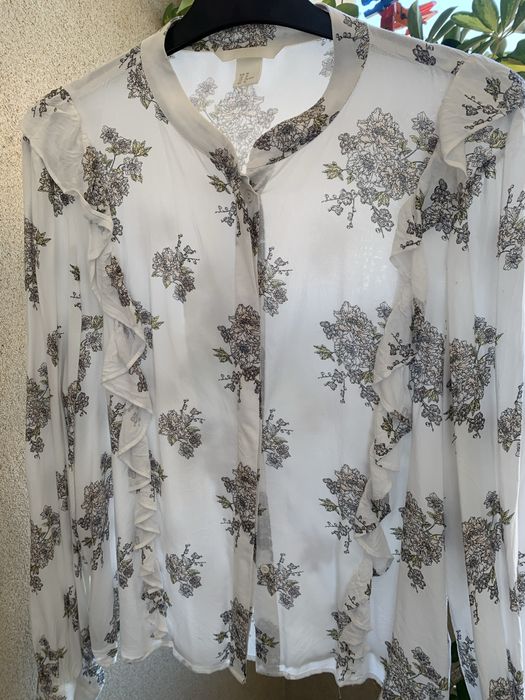 Blusa em tecido algodao. Com folhos a frante e atras.