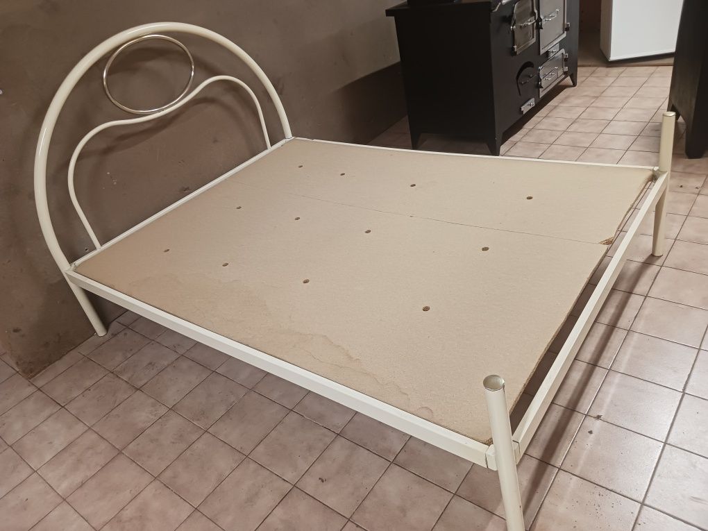 Vendo cama de casal com 183 comprido por 133 largo ,,com estrado ,sem