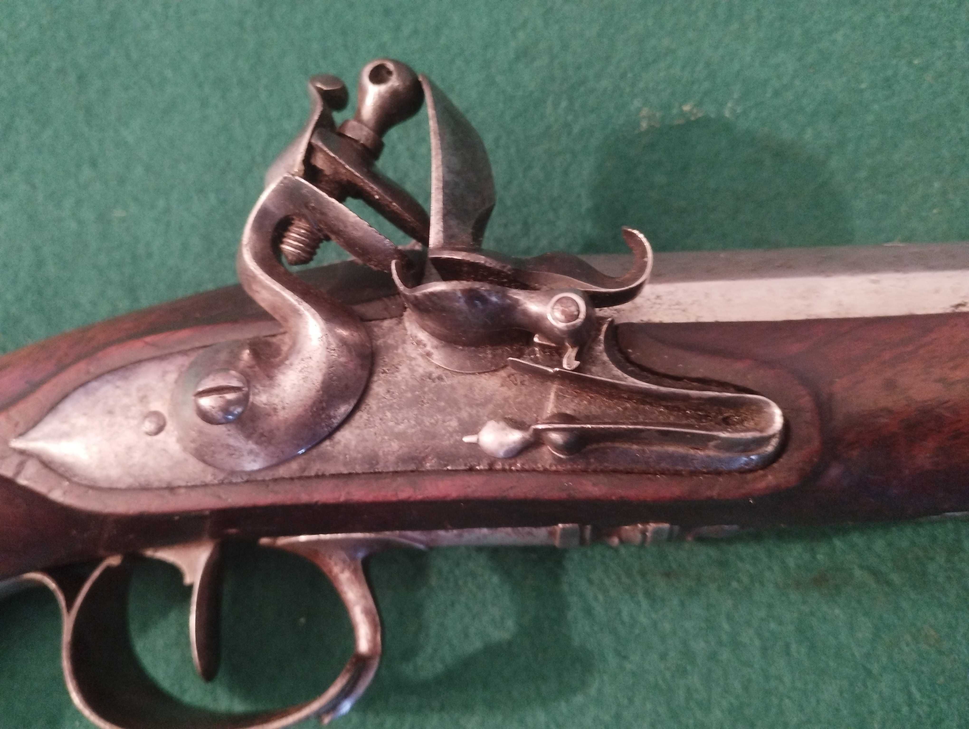Pistola de pederneira para oficial francês, final do século XVIII