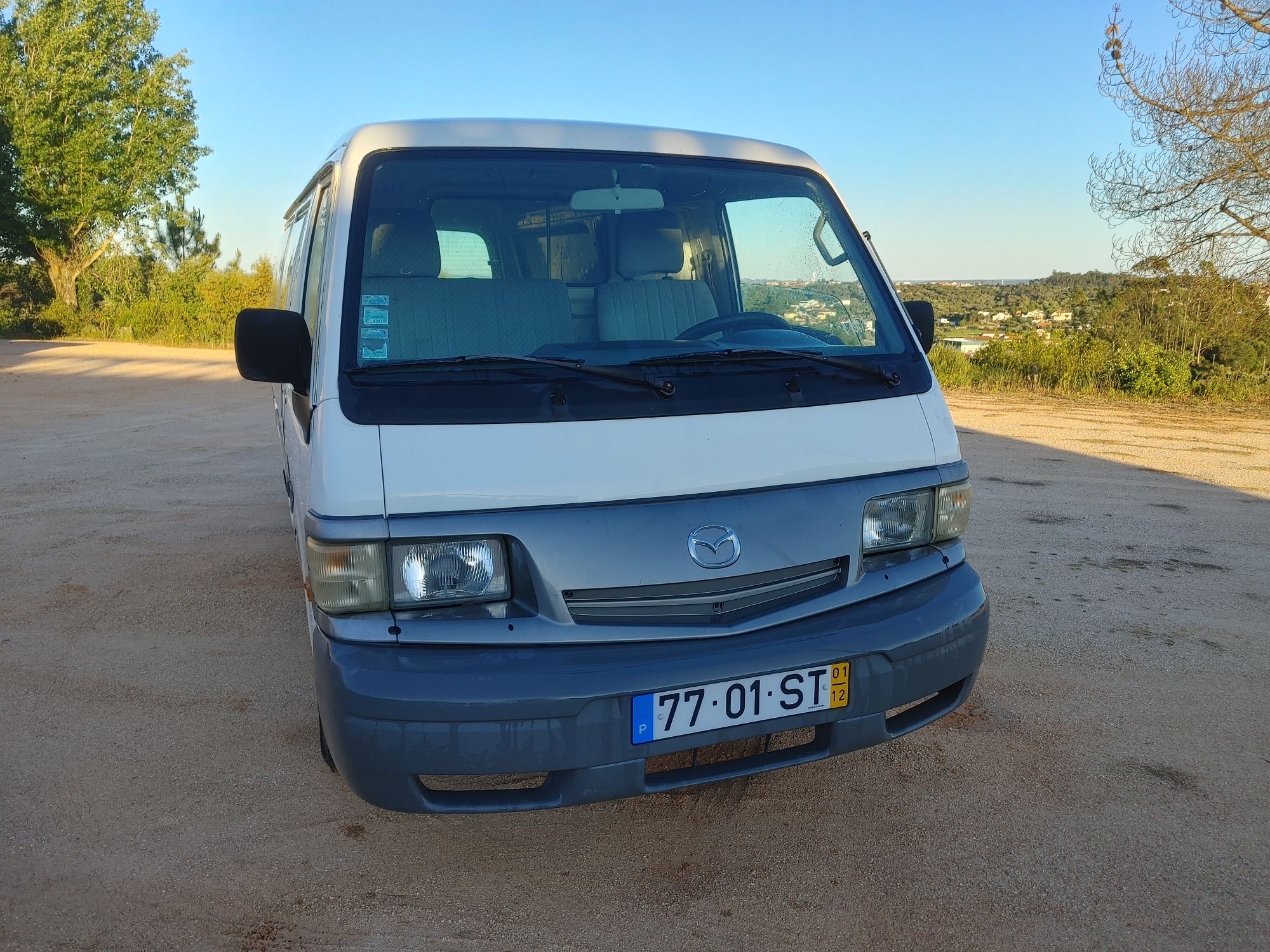 Mazda 2.2 E2200 D de 2001 cx 3m por 1,50m