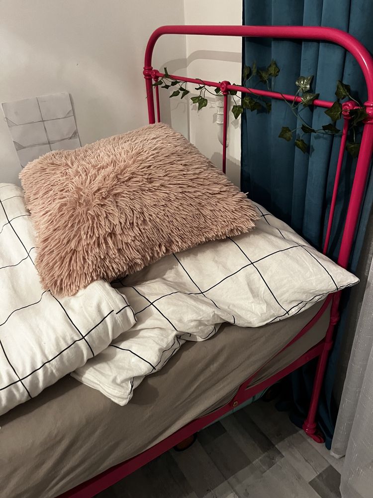 Łóżko metalowe z materacem różowe