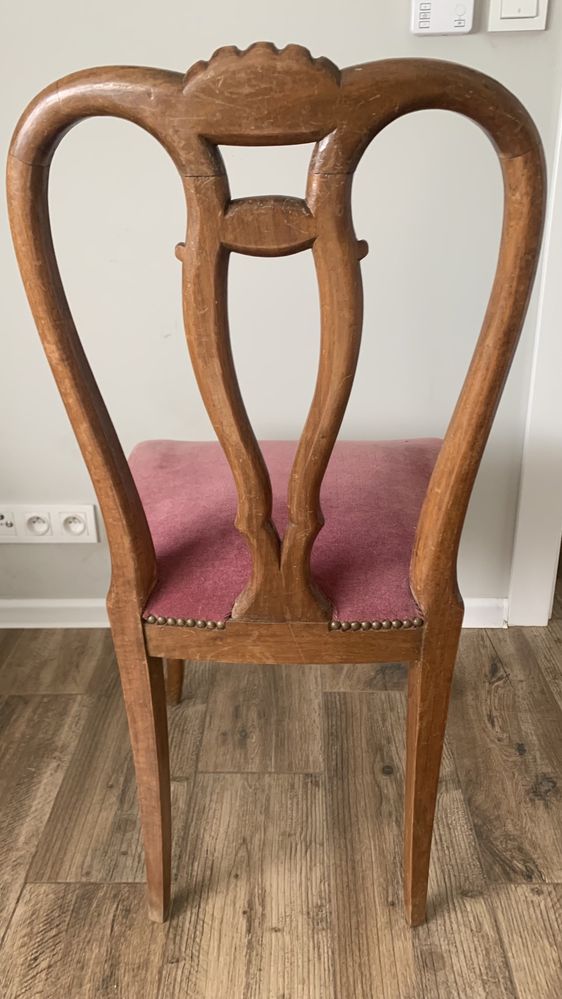 Piękne stare antyczne krzesło w stylu ludwikowskim