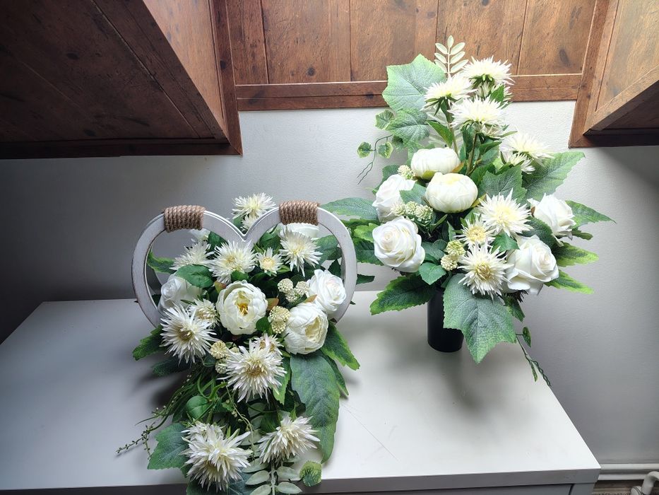 Zestaw nagrobny białe kwiaty, stroik na grób w drewnianej osłonce serc