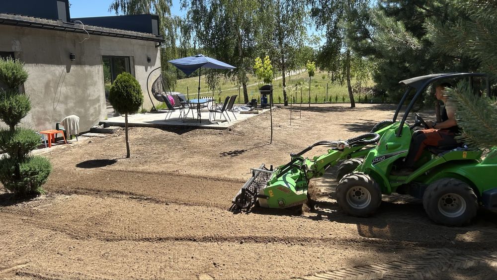 Zakladanie trawników niwelacja glebogryzarka separacyjna miniładowarka