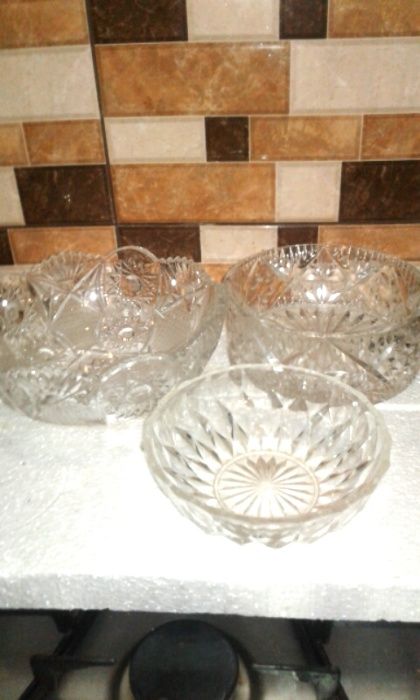 хрусталь(вазы большие и маленькие,конфетницы рюмки и стаканы