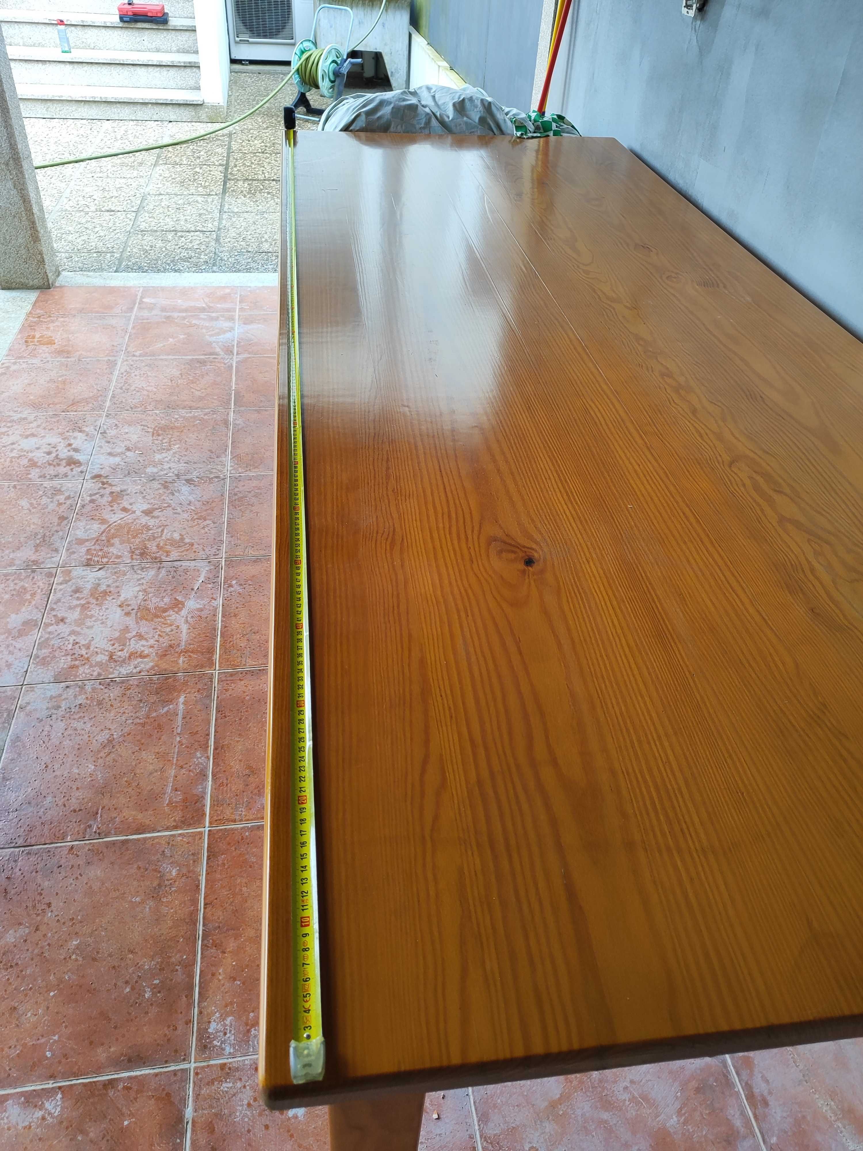 Mesa em madeira maciça
