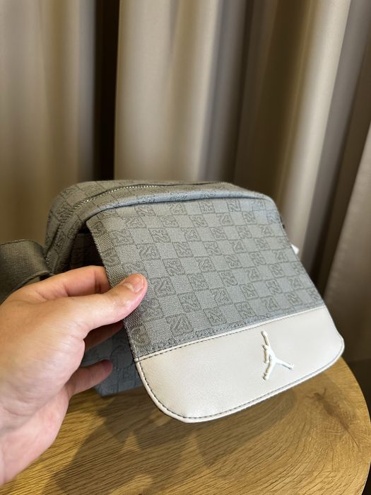 Чоловічі сумки через плече Jordan Monogram в білому та сірому кольорах