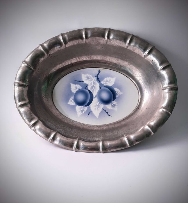 Patera "śliwki" sygnowana.