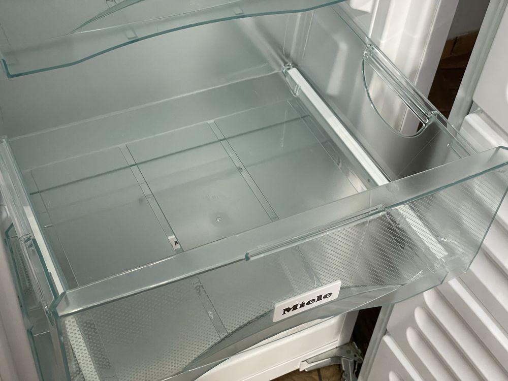 ПРЕМІУМ Морозильна камера Miele FNS 37402 вбудована Сенсорна ІДЕАЛ