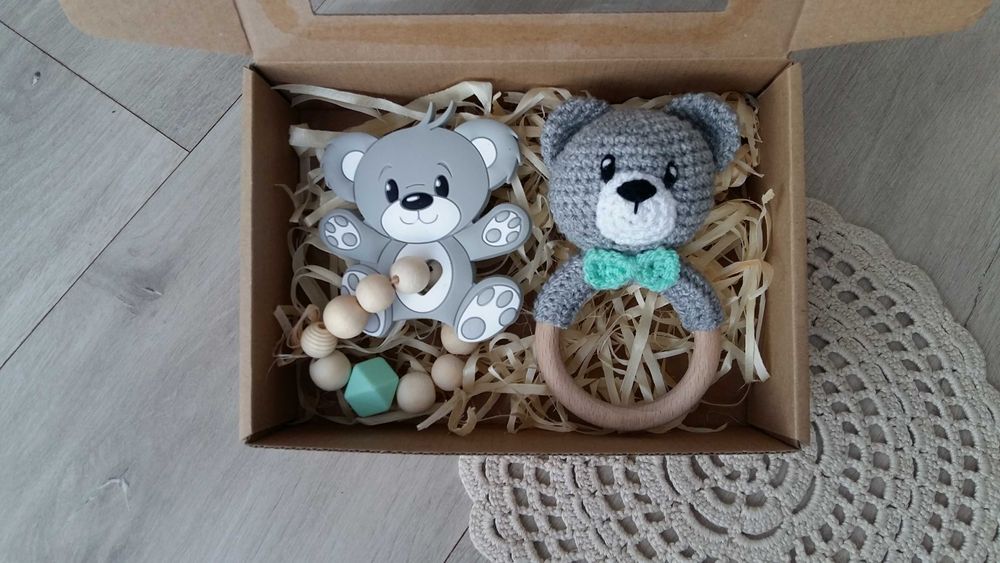 Zestaw prezentowy dla maluszka miś grzechotka + gryzak