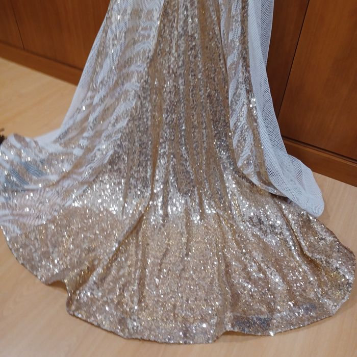 Vestido cerimónia, com lantejolas douradas