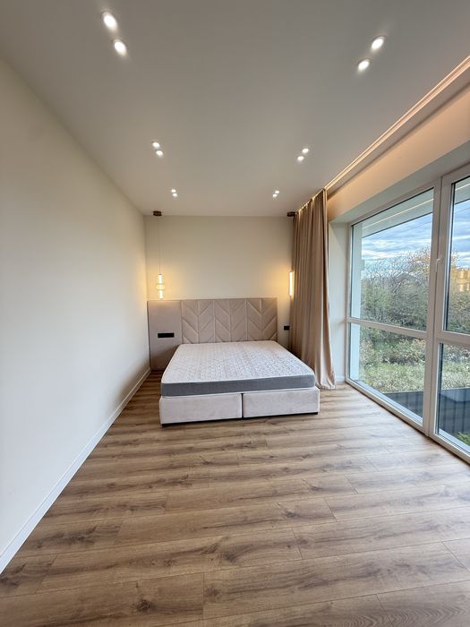 Продам сучасний будинок у передмісті. Ніхто не проживав