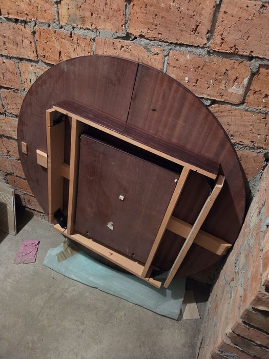 Stary stół rozkładany w dobrym stanie