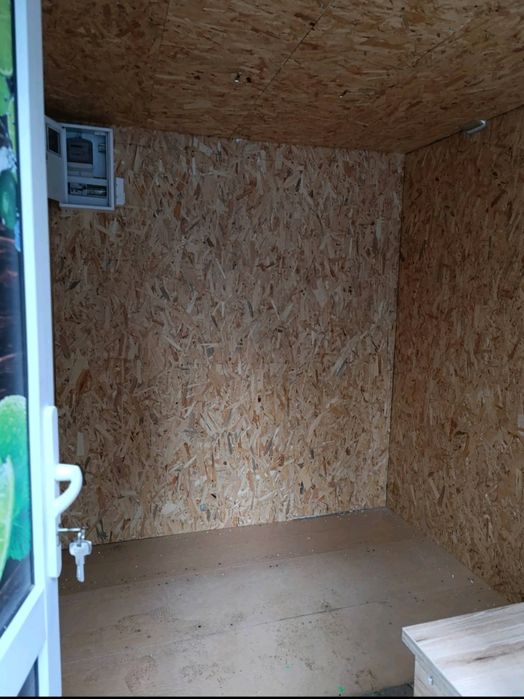 Металевий кіоск для роздрібної торгівлі.