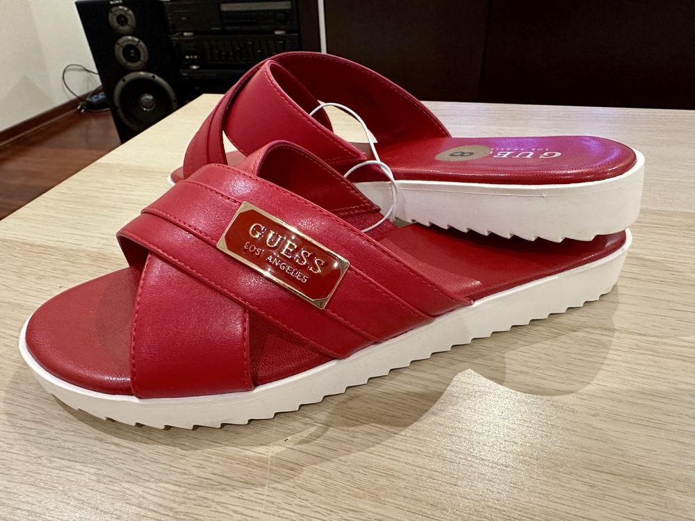 Czerwone klapki Guess, nowe
