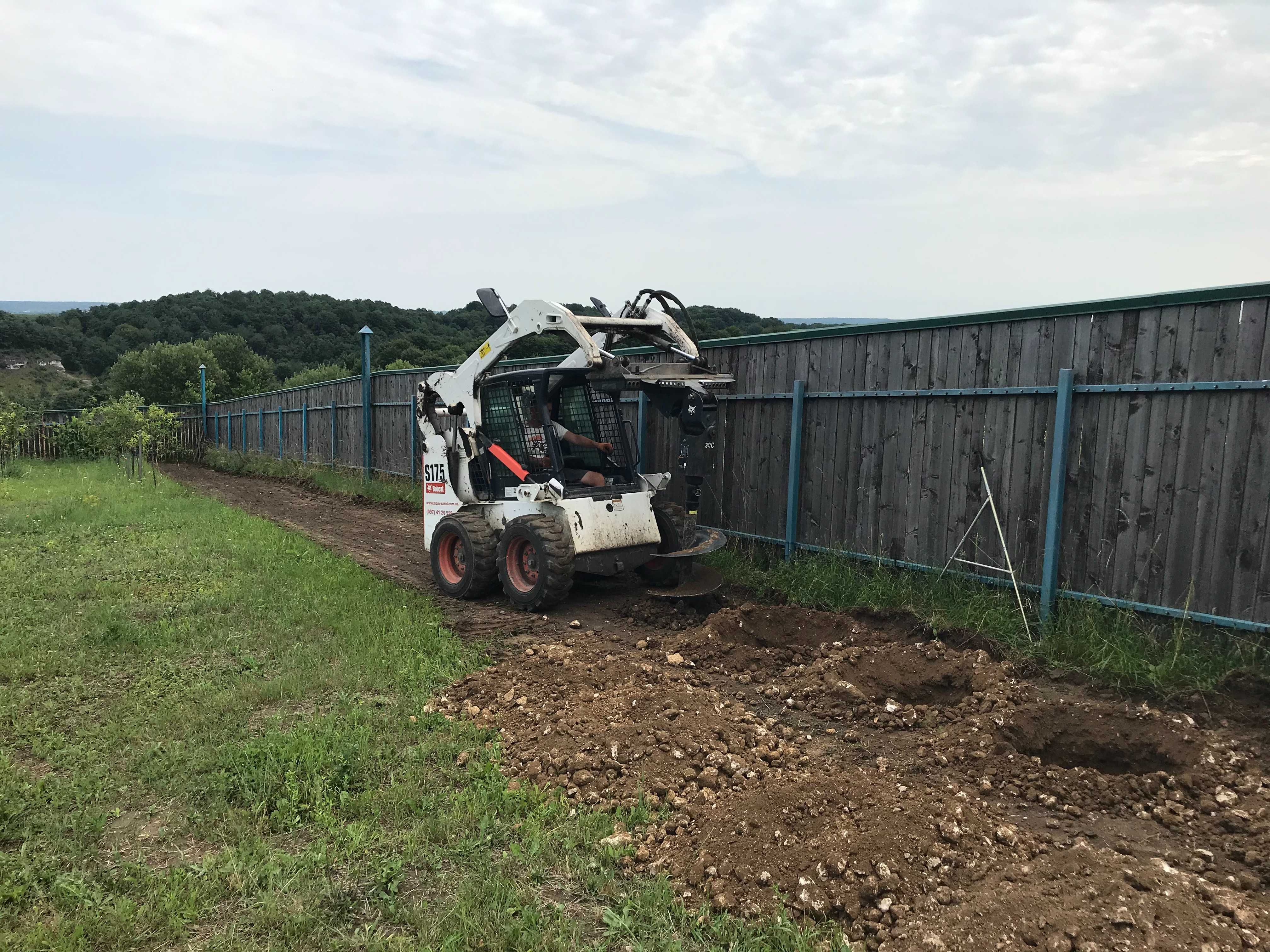 Шнекове буріння отворів у ґрунті. Бурова установка bobcat. Ямобур.
