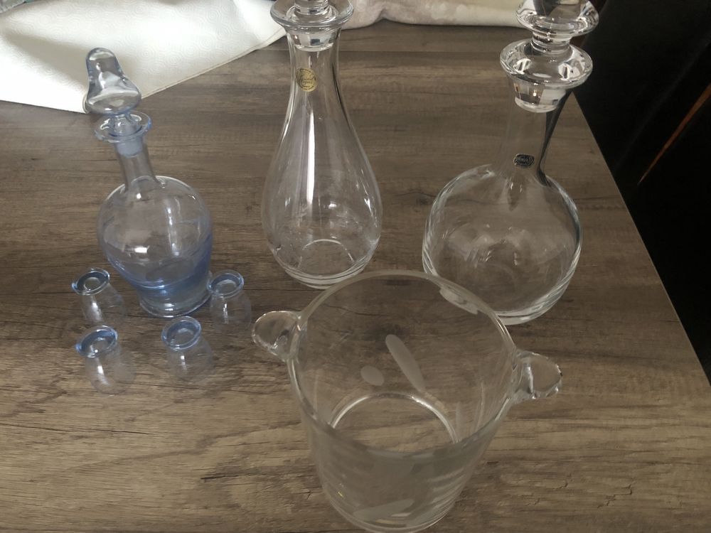 Garrafas em cristal e balde de gelo