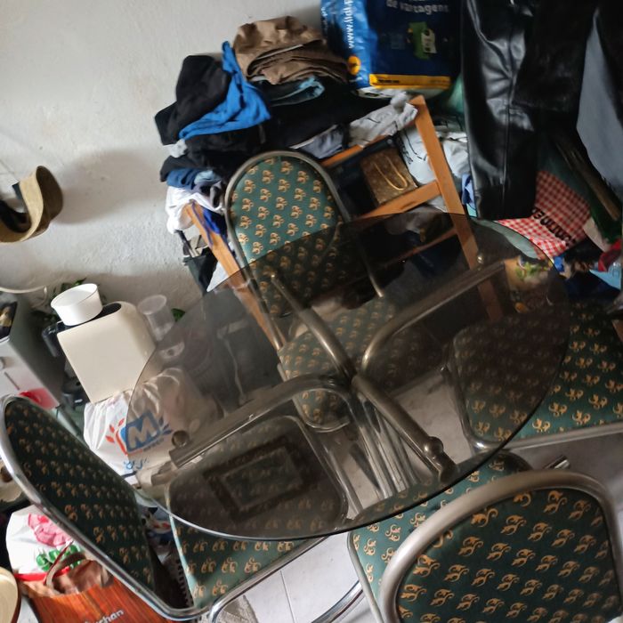 Mesa de vidro com cadeiras de oferta