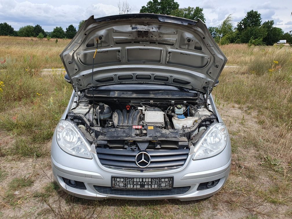 Pas przedni chłodnice zderzak maska lampy mercedes w169  1.5 benz 70kw