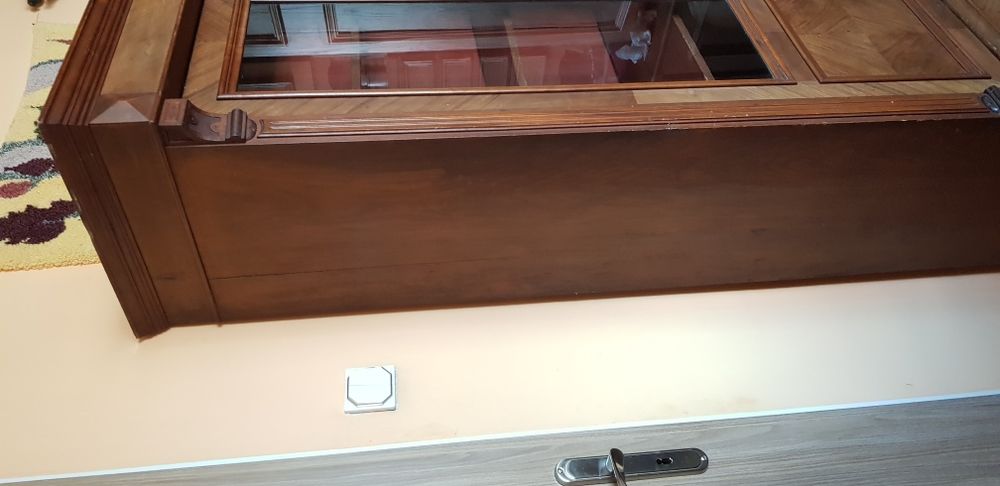 Biblioteczka elektyczna w okleinie orzechowej