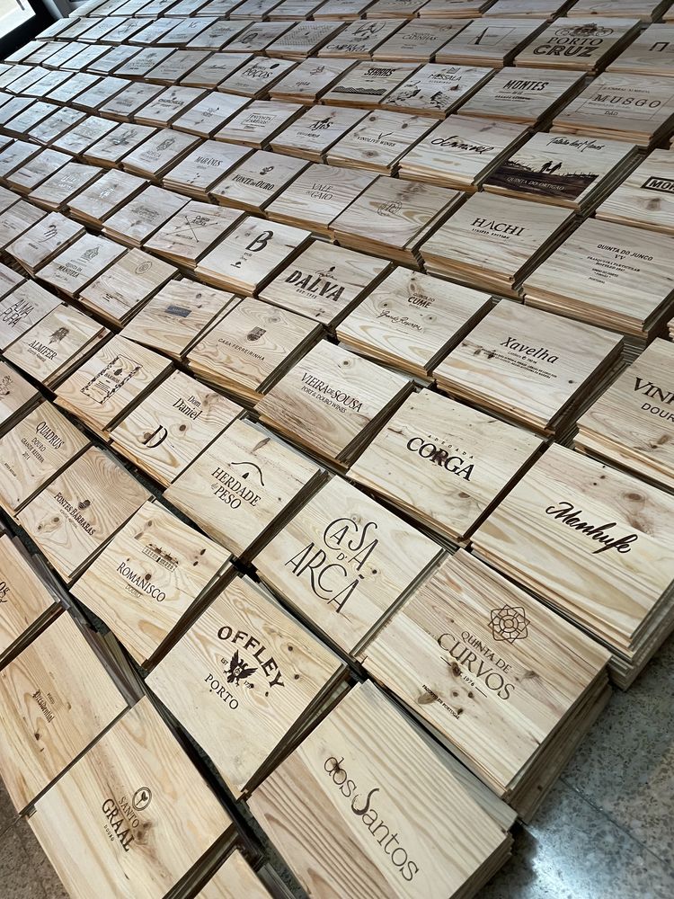 Tampos/Placas/Caixas de madeira com inscrições de vinhos
