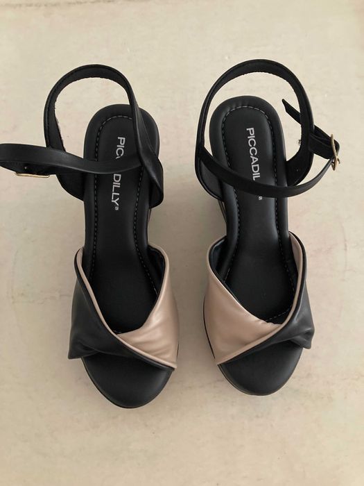 Sandálias em cunha bicolor (preto e creme)
