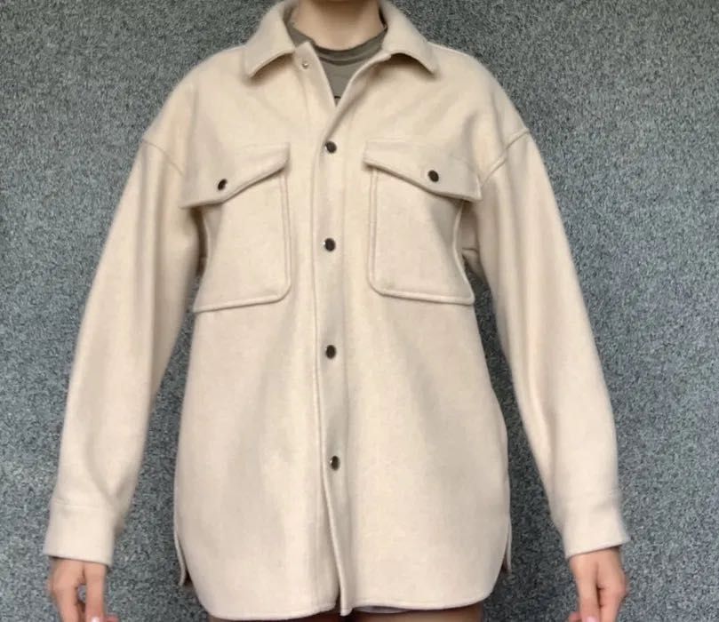 Бежевая теплая рубашка куртка  zara с карманами