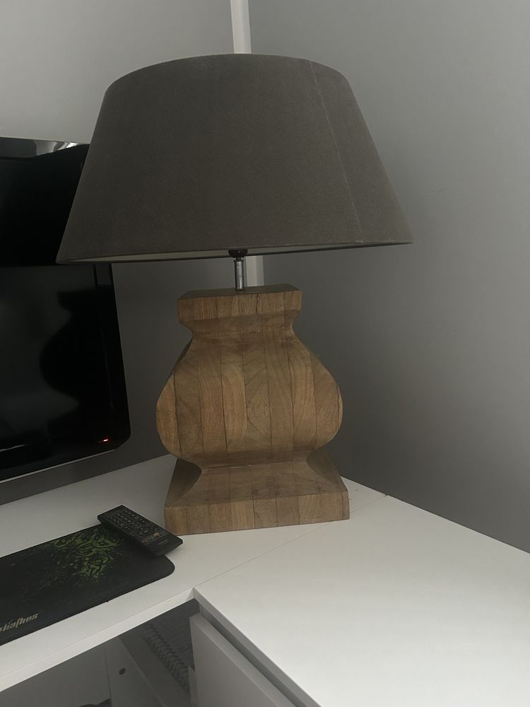 Lampa drewniana z dużym kloszem