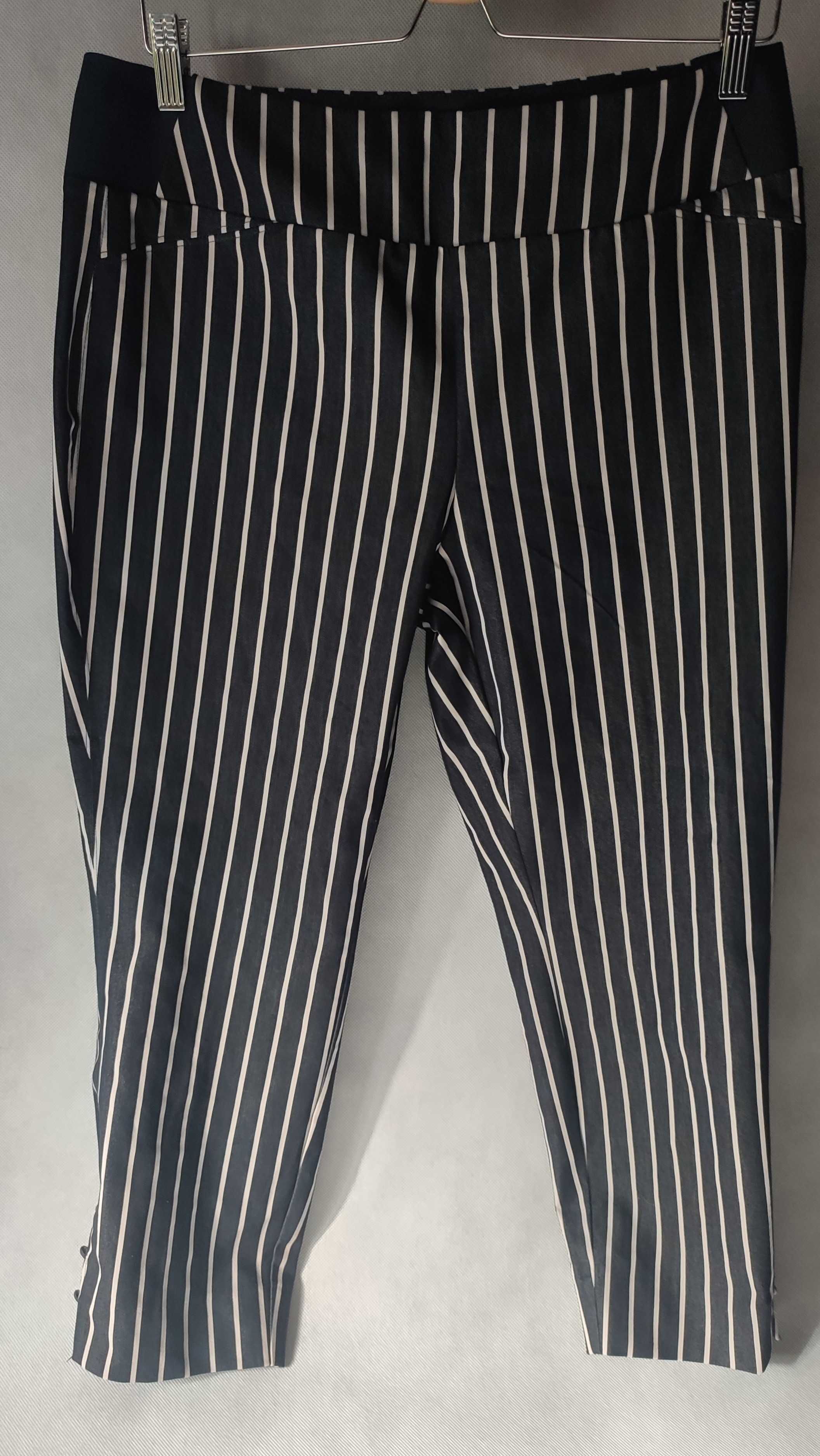 Spodnie damskie materiałowe w paski 7/8 guziki na nogawkach plus size