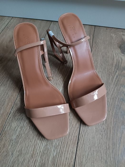 Brązowe sandały na szpilce